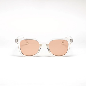 Lunettes de soleil carrées modernes avec monture transparente et verres orange clair