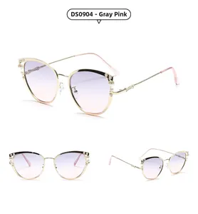 Vue détaillée des lunettes de soleil œil de chat en métal avec perles et verres dégradés rose