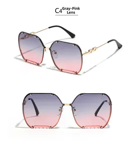 Dettaglio occhiali punk quadrati con stanghette a catena dorata e lenti sfumate grigio-rosa