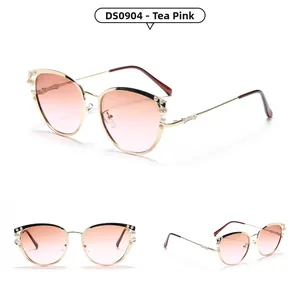 Vues détaillées de lunettes de soleil dorées avec verres dégradés rose thé et perles