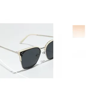 Detail der creme-schwarzen quadratischen Sonnenbrille mit silbernen Nieten und Bügeln
