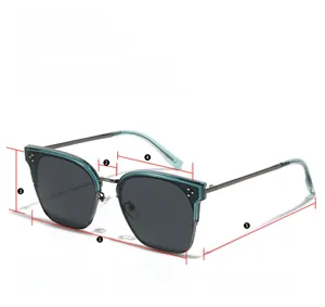Detaillierte Größentabelle für Cat-Eye-Sonnenbrillen mit Metallrahmen und blauen Akzenten