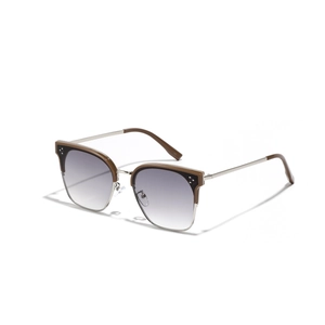 Schicke Cat-Eye-Sonnenbrille mit braunem Metallrahmen und lila Verlaufsgläsern auf Weiß