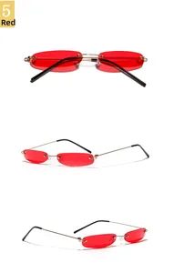 Detailsicht der randlosen ovalen Sonnenbrille mit roten Gläsern und goldenen Bügeln