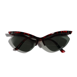 Retro cat-eye tortoiseshell sunglasses with brown frame and dark grey lenses for fashion