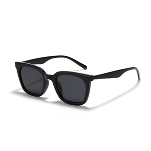 Lunettes de soleil carrées noires classiques avec verres sombres sur fond blanc
