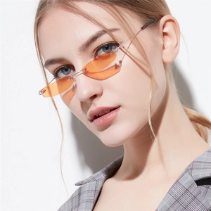 Rahmenlose orangefarbene Sonnenbrille für Damen mit schmalen Gläsern und Metallgestell