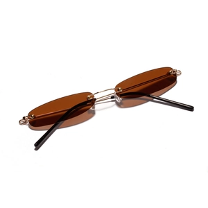Retro randlose ovale Sonnenbrille mit braunen Gläsern und minimalistischen Goldbügeln