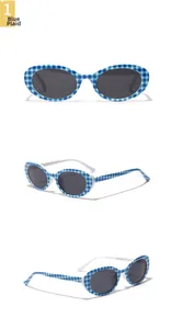 Vues détaillées de lunettes de soleil ovales à carreaux bleus avec verres anti-UV style 18556