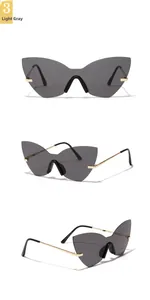 Trois angles de vue de lunettes de soleil œil-de-chat sans monture avec branches dorées