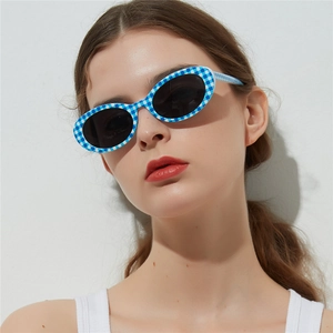 Lunettes de soleil ovales à carreaux vichy bleus et blancs pour femmes avec verres foncés