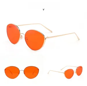 Vues détaillées de lunettes de soleil en métal doré avec verres ovales orange