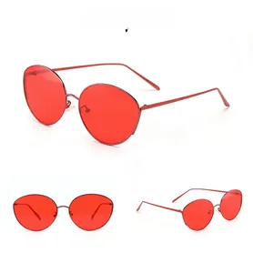 Détails de lunettes de soleil ovales en métal rouge avec verres rouges sous plusieurs angles