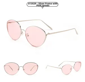 Vues détaillées de lunettes de soleil à verres roses et monture en métal argenté sous divers angles