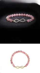 Détail macro du bracelet en quartz fraise avec symbole infini et cristaux brillants