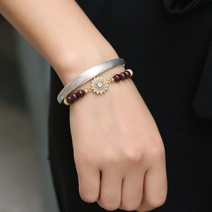 Ensemble bracelet en perles de grenat avec breloque tournesol en strass et jonc argent