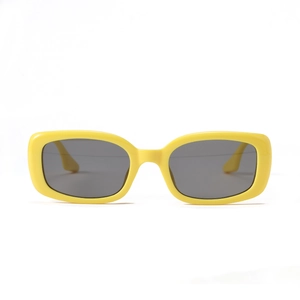 Retro-Rechteck-Sonnenbrille mit gelbem Rahmen und dunkelgrauen Gläsern