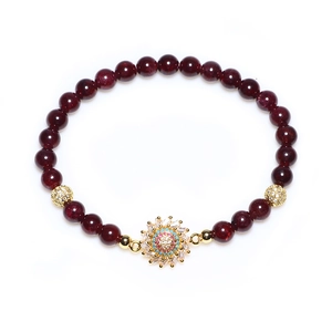Bracelet en perles de grenat rouge foncé avec pendentif soleil doré et zircons