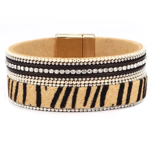 Detail eines mehrlagigen Boho-Armbands mit Leopardenmuster, Strass und Magnetverschluss
