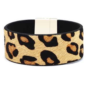 Damen Boho-Armreif mit Leopardenmuster aus Kalbshaar und goldenem Magnetverschluss