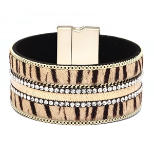 Details des Lederarmbands mit Leopardenmuster, Strasssteinen und einem Magnetverschluss