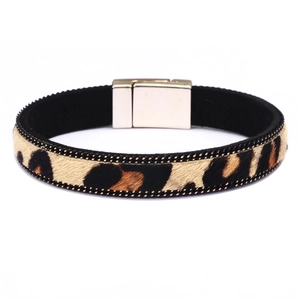 Detail eines Armbands mit Leopardenmuster, silbernem Magnetverschluss und Perlenrand