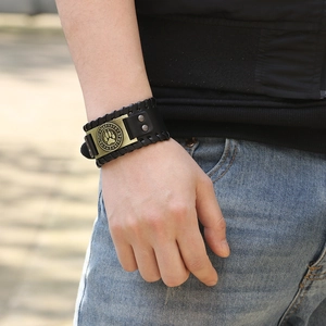 Herren Punk Lederarmband mit bronzener Bärenpfote und geflochtenen Stichdetails