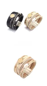 Detail eines mehrlagigen Lederarmbands im Boho-Stil mit Strass und Magnetverschluss