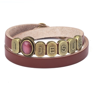Détail du bracelet en cuir marron avec lettres métalliques I JESUS et pierre d'opale rose