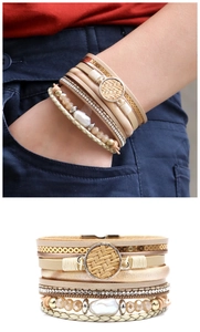 Detail eines böhmischen mehrlagigen Lederarmbands mit Kristallen und Magnetverschluss