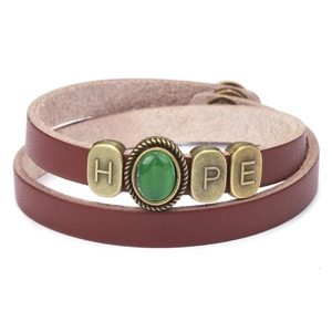 Vue macro du bracelet en cuir tressé multicouche avec lettres HOPE et pierre précieuse verte