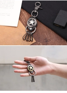 Détail du porte-clés vintage en alliage de zinc avec pendentif étoile et connecteur en cuir