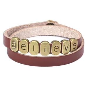 Détail du bracelet double en cuir marron avec perles gravées Believe