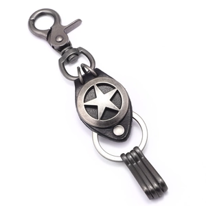 Porte-clés vintage en métal noir avec base en cuir et mousqueton à ressort robuste