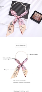 Detail van de zijden sjaal ketting met zoetwaterparels en vintage sleutelpatroon