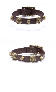 Detailsicht auf Vintage Bronze Tigerkopf-Nieten an einem dunkelbraunen Lederarmband im Rock-Stil