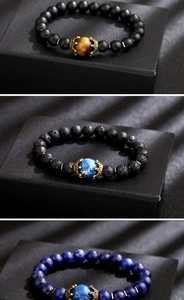 Vue détaillée de bracelets en perles avec couronne en oeil de tigre et pierre volcanique