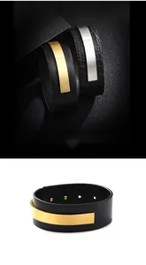 Détail d'un bracelet large en cuir PU avec inserts métalliques brossés dorés et argentés