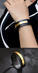 Détail du bracelet en cuir PU noir avec plaque en métal doré brossé en forme de U et rivets