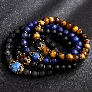 Bracelets pour hommes en œil de tigre pierre volcanique et breloques couronne sur noir