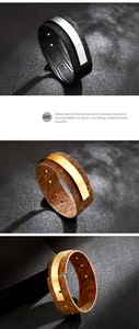Vue détaillée des bracelets en similicuir noir façon crocodile et texture liège avec métal