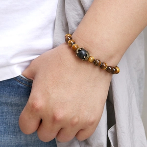 Bracelet pour homme en perles d'oeil de tigre avec breloques couronne en bronze