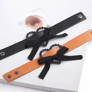 Ensemble de bracelets en cuir PU avec nœud, cœurs en strass et fermoir en métal