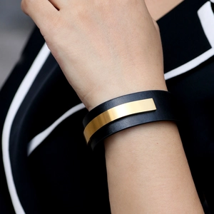 Bracelet en Cuir PU pour Femme Avec Plaque de Métal Brossé en Acier Inoxydable en Forme de U Bracelet Manchette Réglable