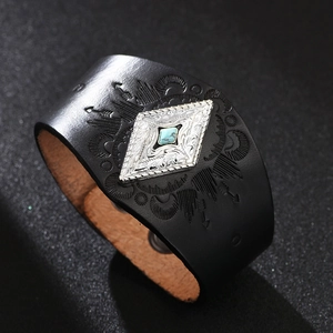 Bracelet large en cuir ethnique avec motifs embossés et plaque de métal turquoise bleu