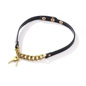 Punk PU-Leder-Halsband in Schwarz mit klobiger Goldkette und zwei Schlüsselanhängern