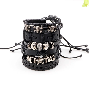 Set de 6 bracelets punk en cuir pour homme avec breloques crâne et étoile sur fond blanc
