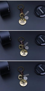 Gros plan sur les porte-clés zodiaque en bronze vintage avec cuir tressé et pendentifs
