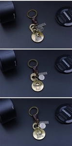 Détail de porte-clés zodiaque vintage avec lanières en cuir tressé et charms en bronze