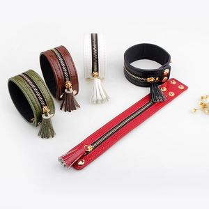 Minimalistische Echtleder Armbänder mit Reißverschluss und Quasten in fünf Farben